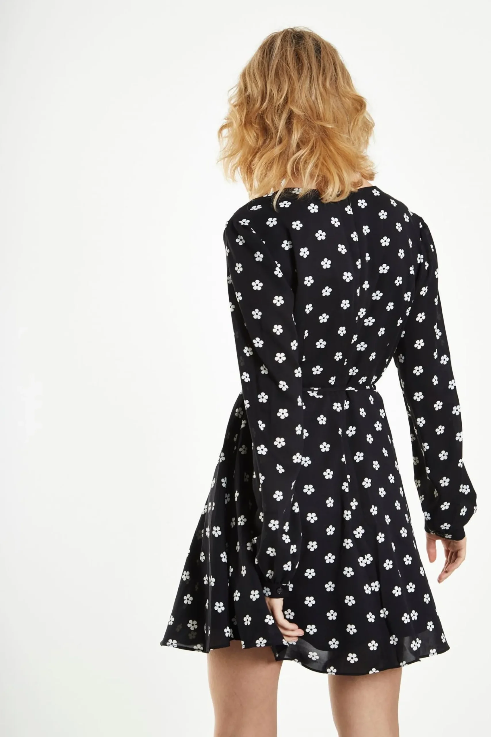 Glamorous Day Dresses|Mini Dresses|Black-White Daisy Long Sleeve Mini-Dress -